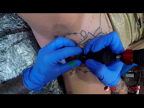 ❤️ Ekstremt tatovert hottie Sully Savage tok en tatovering på klitoris ❤️ Porno vk ved no.hentai-id.ru ❌❤